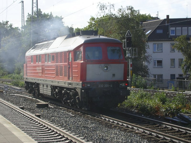 Ludmilla 232 201-4 wrtet im Bochumer Hbf.,Gleis 2 vor dem Abzweig
auf den ABELLIO-Lint aus Gelsenkirchen,danach geht es nach Wanne Eickel.