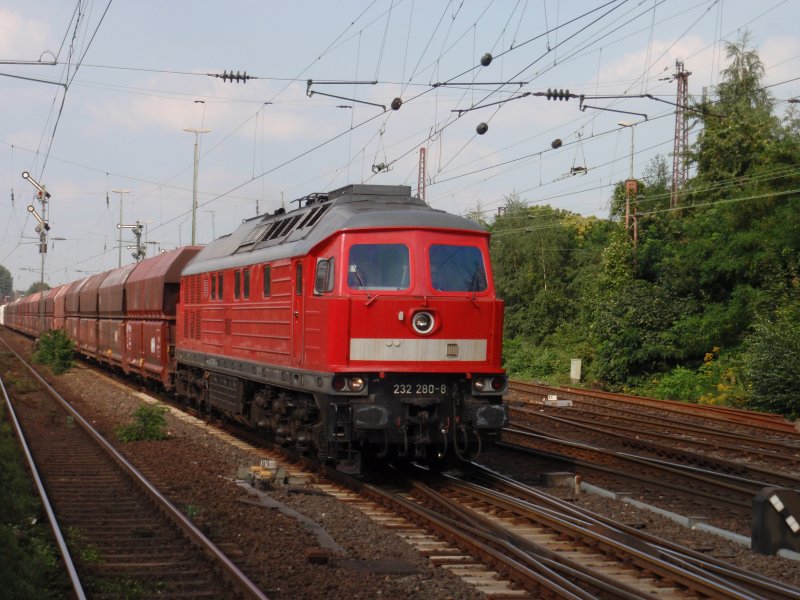 Ludmilla (232 280) zieht ihren leeren Kalkzug am 14.8.2009 durch Dsseldorf Rath.