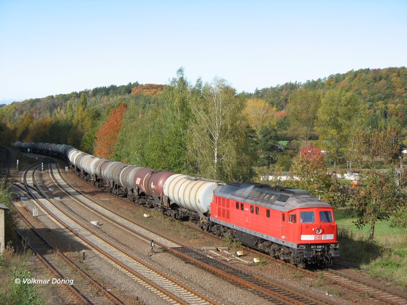  Ludmilla  232 438 mit einem langen Zug Kesselwagen bei Einfahrt in Nossen - 24.10.2006

