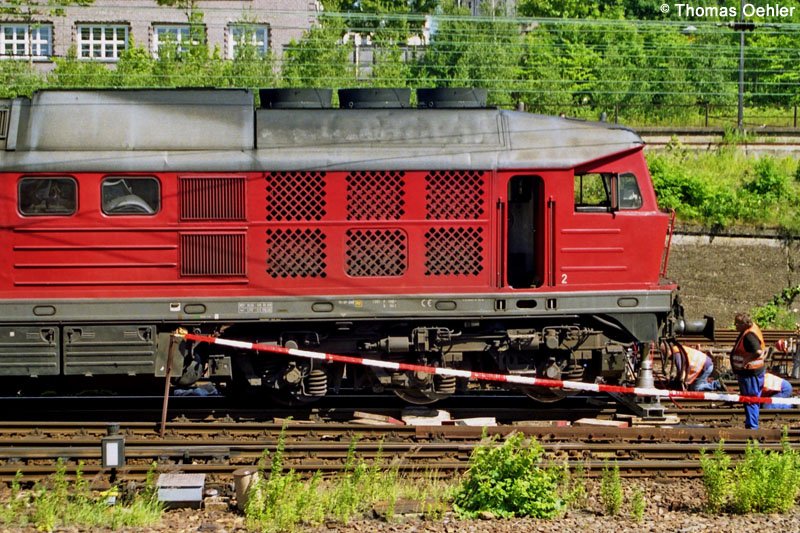 Ludmilla auf Abwegen! - Das fast schon wieder eingegleiste Drehgestell. Die Lok wird mittels 2 Hydraulikzylindern am Puffertrger angehoben. Die Hydraulikzylinder sitzen auf einem quer zur Schiene verschiebbaren Schlitten, welcher die Lok Stck fr Stck wieder in ihre vorgesehene Position schiebt.