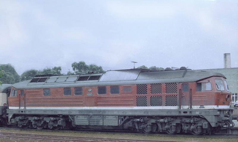 Lbeck Hbf 1984. Die 132 002 in iher alten Farbgebung der DR vor 
einem Schnellzug nach Rostock wartet auf Ausfahrt.