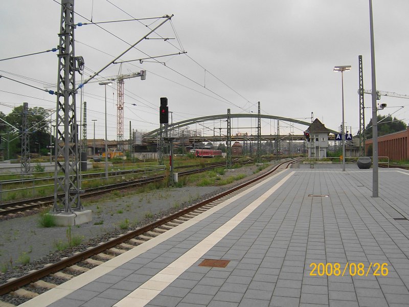 Lbeck Hbf am 26.08.08. Zusehen ist die neue Oberleitung, die neuen Bahnsteige, runderneuerte Gleise und die sich noch im Bau befindliche Meierbrcke. In fnf Wochen starten hier die ersten Testfahrten mit E-Loks.