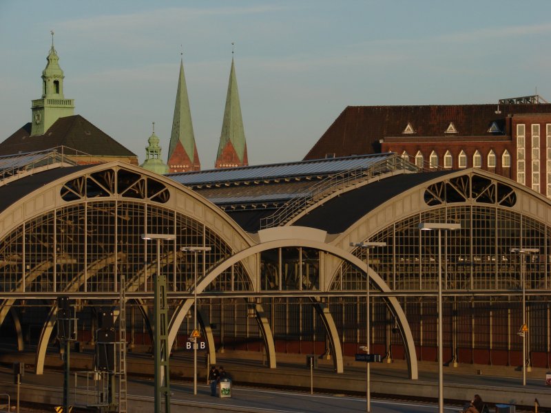 Lbeck Hbf am Abend des 15.10.07
In diesem Bereich stehen die Oberletungs-Masten schon, die Tragseile und die Fahrdrhte hngen aber noch nicht. Auch: www.artsbilder.de