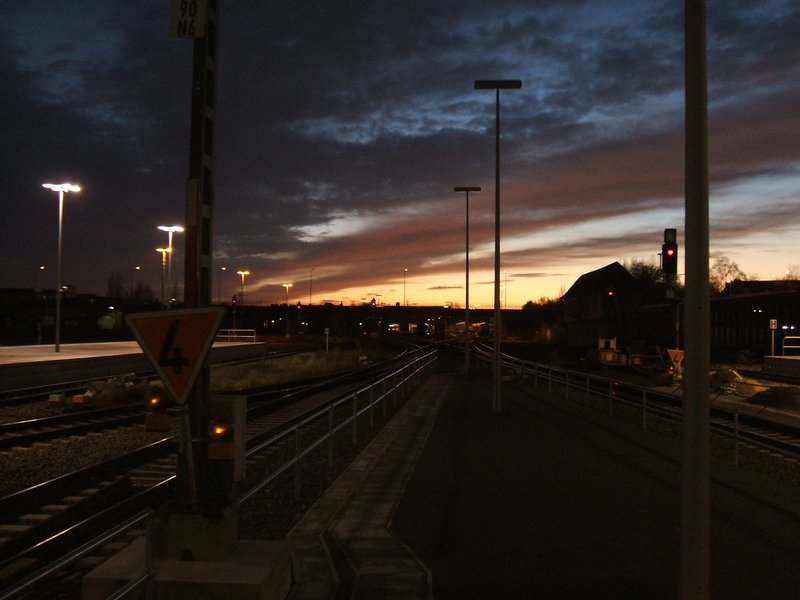 Lbeck Hbf,26.11.06 16.50.Was macht man wenn man bis zur Abfahrt
des Zuges noch Zeit hat?Na klar,knipsen!