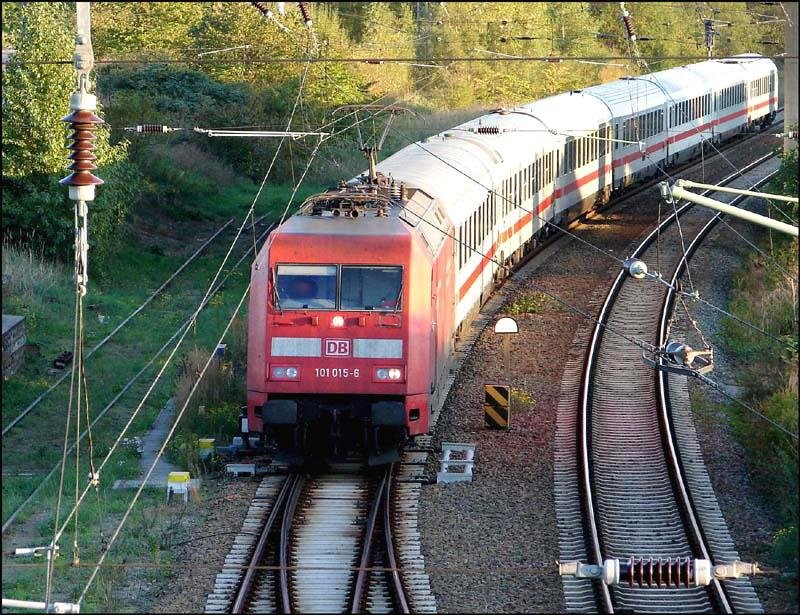 L�cke im Kabelnetz:-) 101 015-6 kommt mit einem Leerzug aus Binz. (Stralsund am 22.09.06)