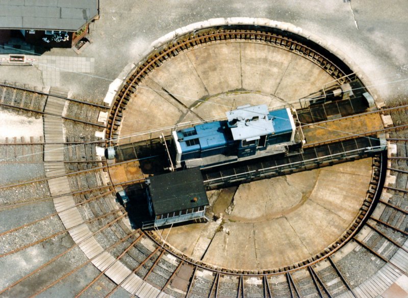 Luftaufnahme einer Dieselrangier-Lok auf der Drehscheibe. aufgenommen Ende der 80er.