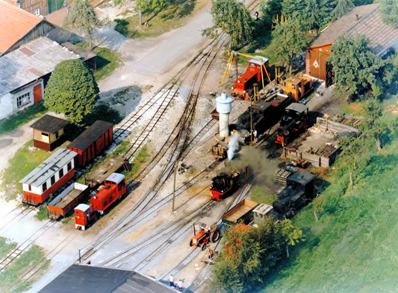 Luftaufnahme - Sommer 1982, Oldtimer-Eisenbahnverein ?? Standort unbekannt - m��te nach neu gefundenen Unterlagen im Gro�raum G�tersloh sein. Der Betreiber hat sich am 24.06.2011 gemeldet: Es handelt sich um das Gel�nde des  Dampf-Kleinbahn M�hlenstroth e.V. , der auch heute noch aktiv ist. 