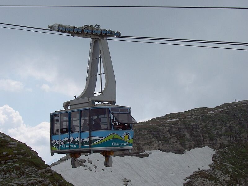 Luftseilbahn Iltios 1350 m - Chserrugg 2262 m am 30.06.2006 kurz vor der Bergstation, bis Iltios fhrt von Unterwasser eine Standseilbahn. Der Chserrugg ist der erste der sieben Churfirsten in Toggenburg.