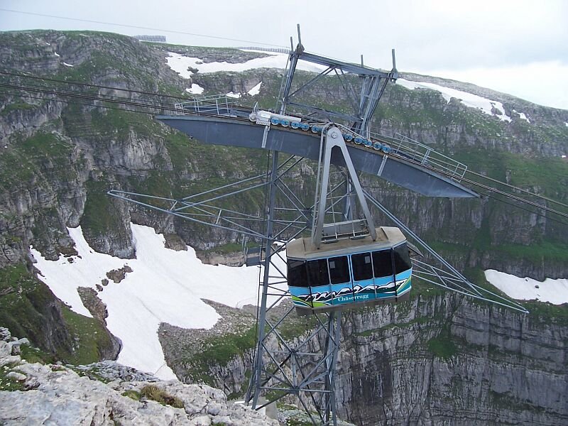 Luftseilbahn Iltios 1350 m - Chserrugg 2262 m am 30.06.2006 bei der Bergfahrt an der letzten Sttze vor der Bergstation
