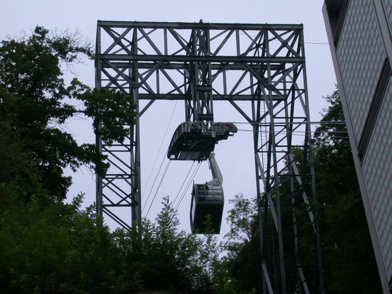 Luftseilbahn Orselina-Cardada oberhalb Locarnos. Als eigenartiges Konstrukt weist diese Bahn solche hngenden Masten auf, hier gleich der Erste oberhalb der Talstation. (05.08.2006)