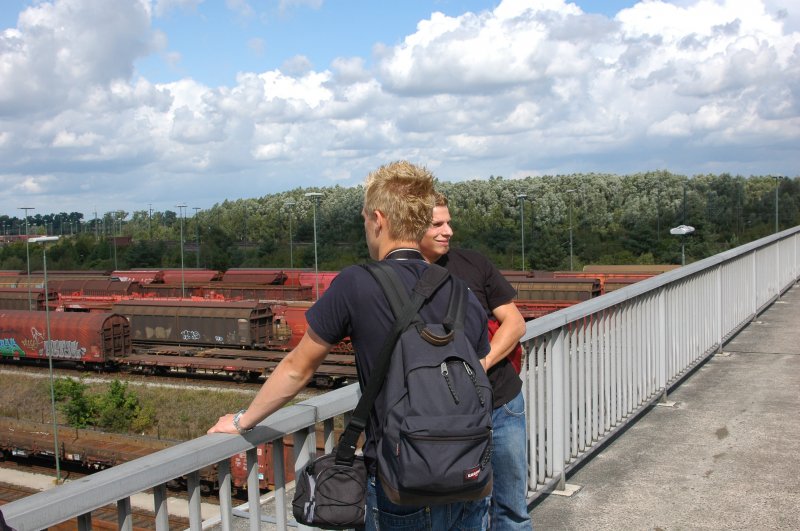 Lukas und Lars philosophieren ber die Gre des Universums und die des Rbf Maschen.