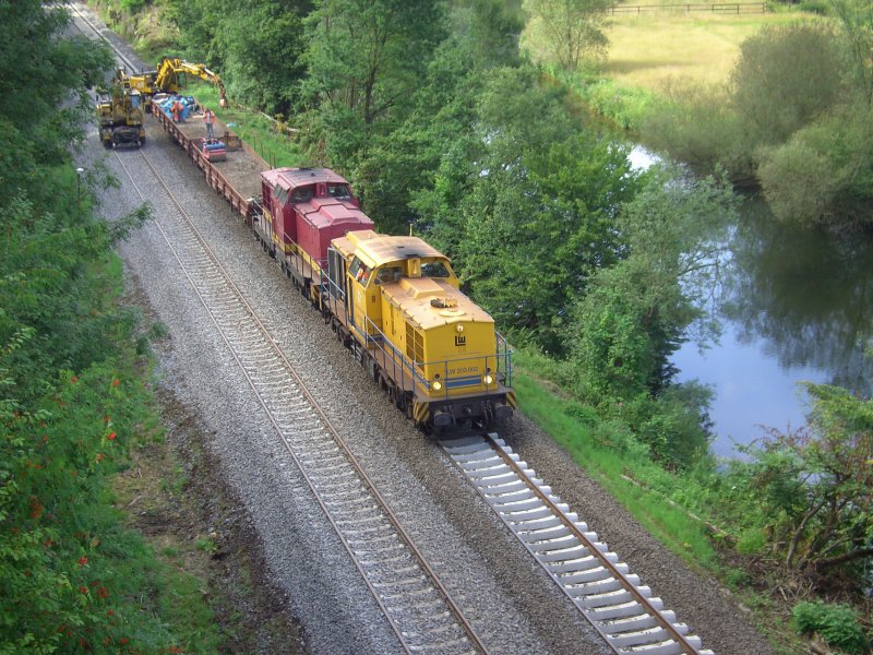 LW 203 002 (Leonhard Weiss) und V150.12 (EBW) mit einem Bauzug zwischen Arnsberg und Oeventrop. (Foto: 21.07.09 bei Rumbeck)