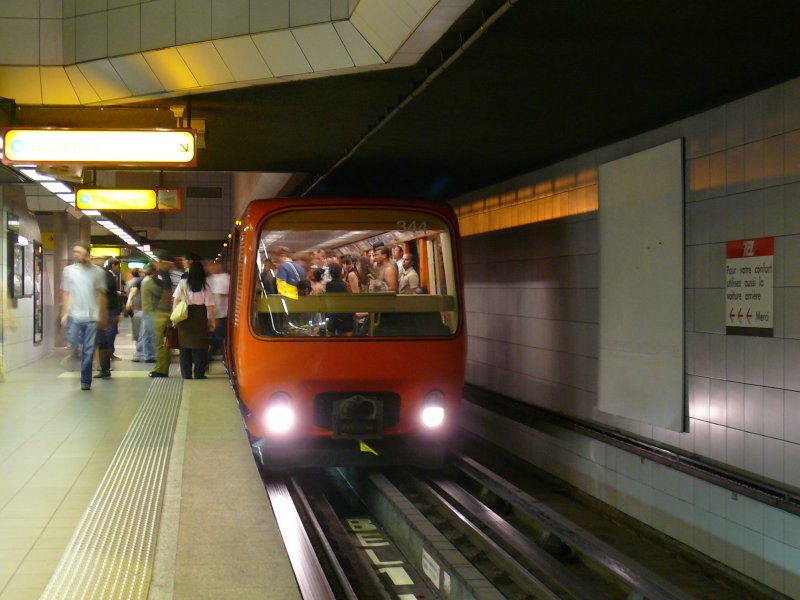 Lyon Metrolinie D unterwegs Richtung Gare de Vaise in der Station Place Bellecour.
Die 1991 erffnete Linie D ist eine der wenigen automatischen fahrerlosen U-Bahnlinien der Welt. 
Sie wird auch  Maggaly  genannt, von  Mtro automatique  grand gabarit de l'agglomration lyonaise  abgeleitet.
06.08.2007