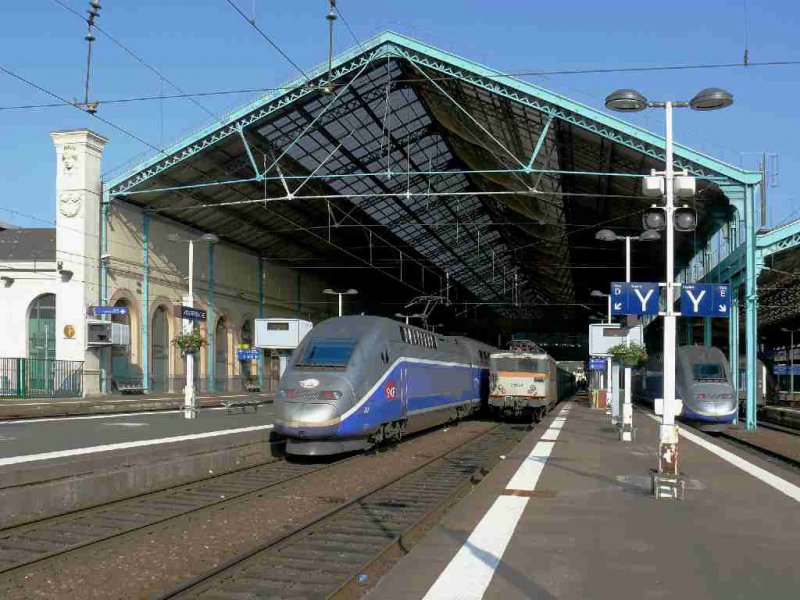 Lyon-Perrache: In der historischen Bahnhofshalle stehen hier der TGV-Duplex Rame251, die Zweisystemellok BB25624 mit einem TER-Regionalzug und ein weiterer TGV-Duplex.
08.06.2007 Lyon-Perrache