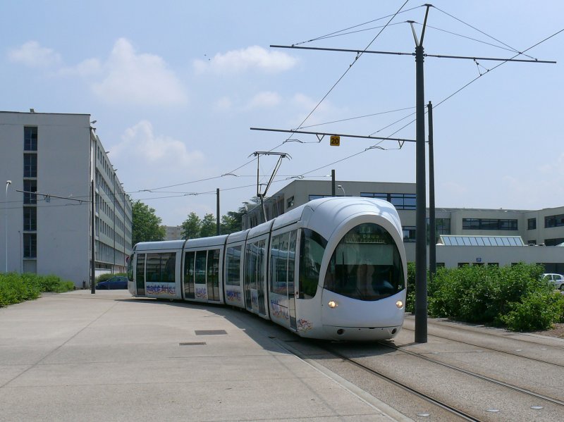 Lyon- das Universittsinstitut IUT-Feysinne ist einer der Endpunkte der Tramlinie 1.
Hier nimmt Wagen 24 der 2001 erffneten Lyoner Tram die letzte Kurve zur Endhaltestelle.
In Lyon verkehren 100%-Niederflurbahnen vom Typ Alstom Citadis 302.

08.06.2007 Lyon