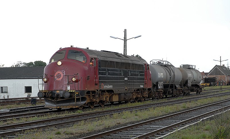 M 28 der Lemvigbanen (ex DSB MY 1152) rangiert mit Kesselwagen in Lemvig. 8-2006 