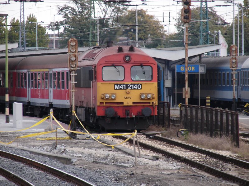M 41 2140 im Bahnhof Gy�r mit alten DB Regio Wagen aus Deutschland. Aufgenommen am 20.10.2007