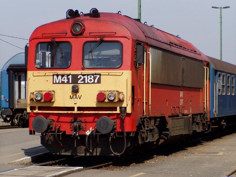 M 41 2187 mit IC 972 am 17.05.05 in Tapolca