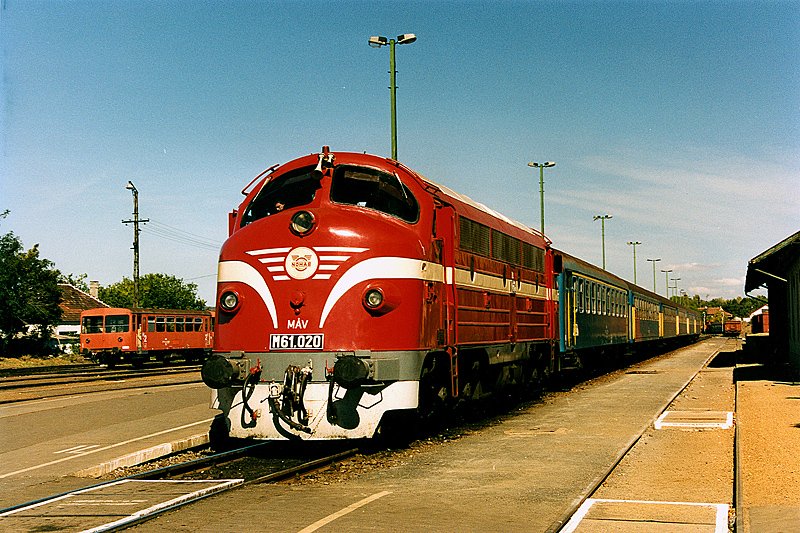 M 61 020 steht abfahrbereit in Tapolca 08-2000
