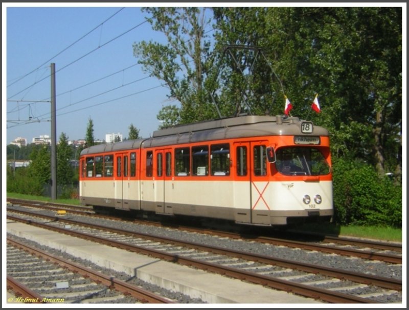 M-Triebwagen 102 (ex602 Baujahr 1959 D�WAG) am 25.08.2007 auf der Einfahrtstrecke in den Betriebsbahnhof Ost anl�sslich einer Sonderfahrt des Vereins Historische Stra�enbahn der Stadt Frankfurt am Main e. V. mit Besichtigung und F�hrung durch den Betriebsbahnhof. Die Bestimmung der Aufnahmeposition gestaltete sich schwierig, das Satellitenbild zeigte den im Juli 2003 eingeweihten Betriebsbahnhof noch im Baustadium.