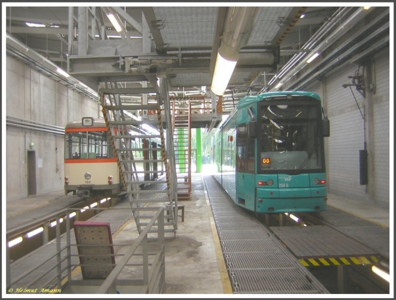M-Triebwagen 102 (ex602 Baujahr 1959 D�WAG) und S-Triebwagen 256 (Baujahr 2006 Bombardier) am 25.08.2007 in der Werkstatthalle des Betriebsbahnhofes Ost, die Aufnahme entstand im Rahmen einer Sonderfahrt des Vereins Historische Stra�enbahn der Stadt Frankfurt am Main e. V. inclusive Besichtigung und F�hrung durch den Betriebsbahnhof.