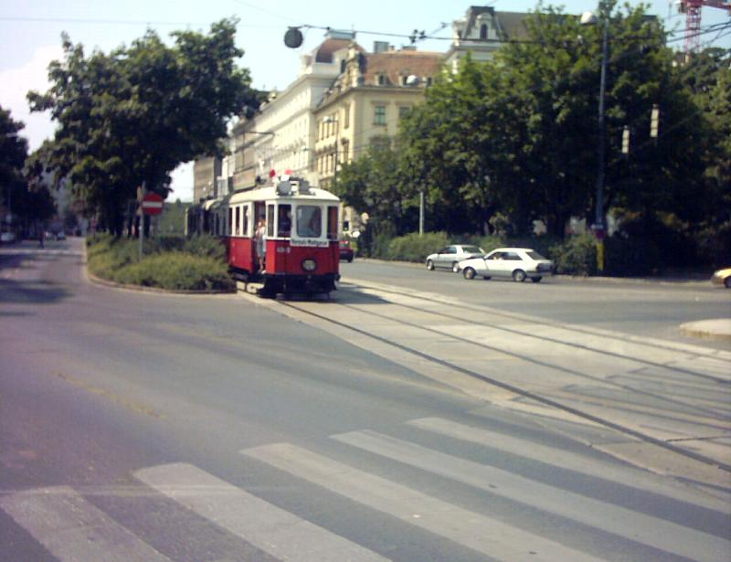M-Triebwagen
Zubringerdienst zum Tramwaytag im Straenbahnbetriebsbahnhof Hernals
19.06.2003 Universittsstrae