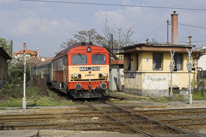 M41 2103 fhrt den Bahnhof Kispest an. Hier ist der nrdliche Posten des Bahnhofes zu sehen.