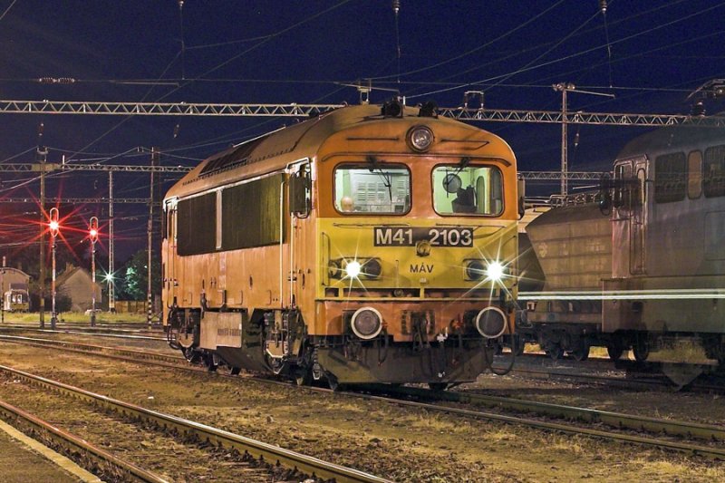 M41 2103 ist gerade aus Richtung Csongrd gekommen und wartet nun auf die Weiterfahrt Richtung Kecskemt.