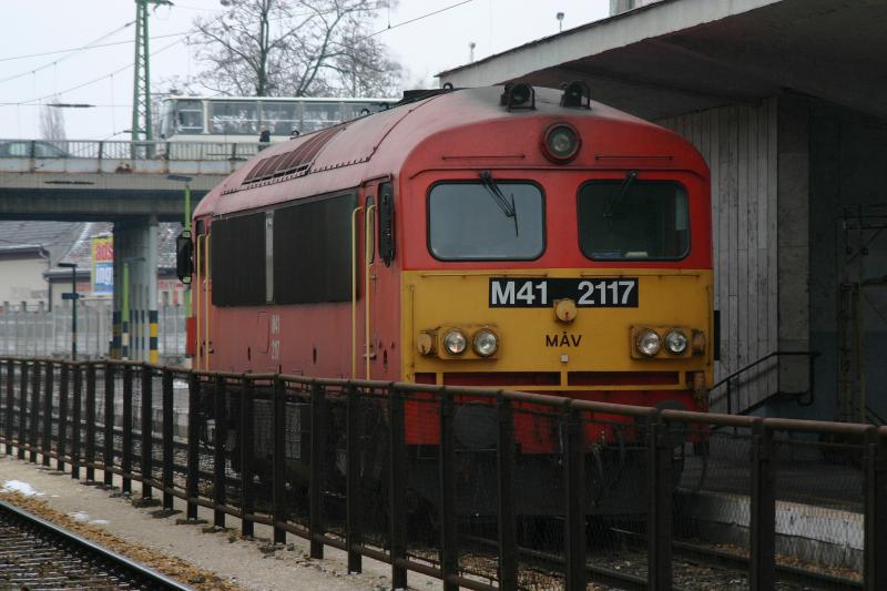 M41 2117 der MAV am 7.2.2006 im Bahnhof Gyr.