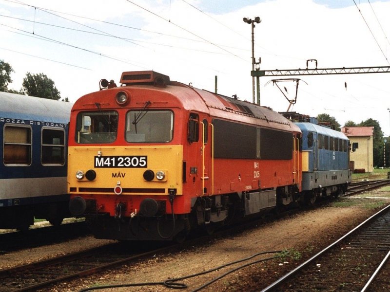 M41 2305 und V43 1234 auf Bahnhof Keszthely am 8-8-2005. Bild und scan: Date Jan de Vries.