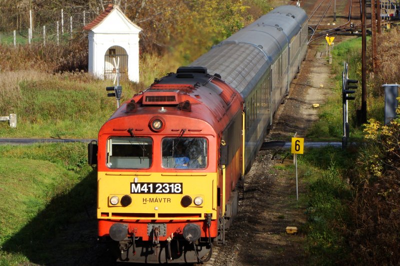 M41 2318 mit Schnellzug bei Ujudvar(Sd-west Ungarn).31.10.2008