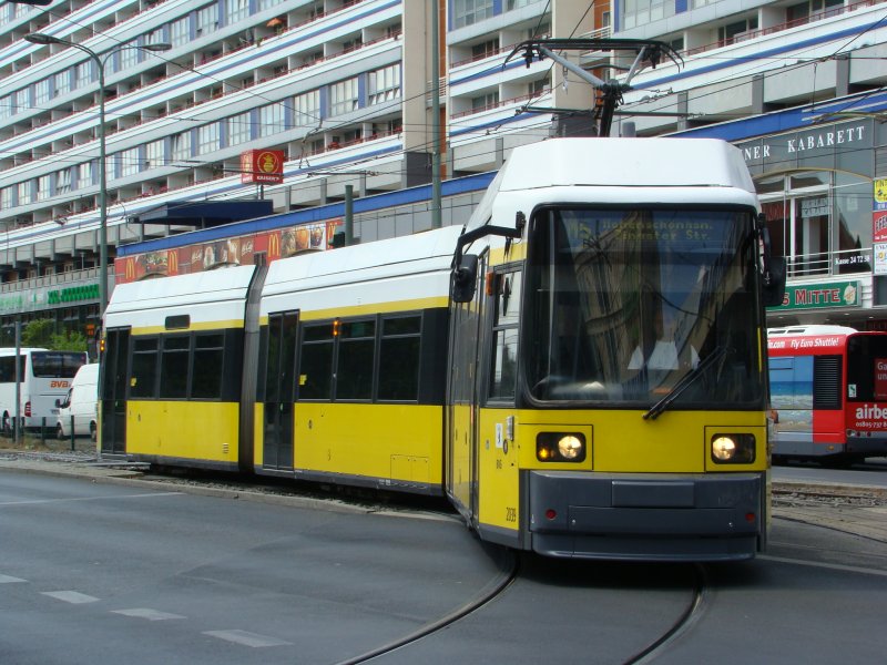 M5 nach Hohensch�nhausen, Zingster Stra�e. Hier der Typ GT6N-Z am Berliner Alexanderplatz. Aufgenommen am 07.06.2008