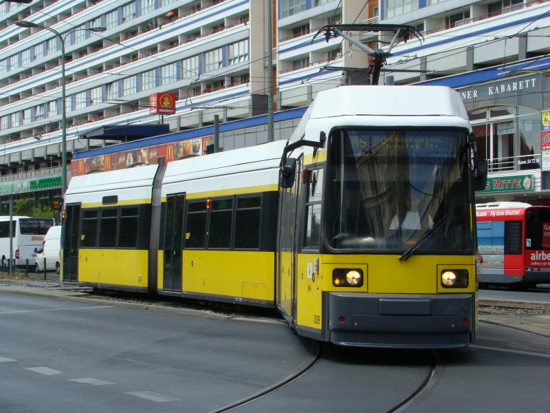 M5 nach Hohenschnhausen, Zingster Strae. Hier der Typ GT6N-Z am Berliner Alexanderplatz. Aufgenommen am 07.06.2008