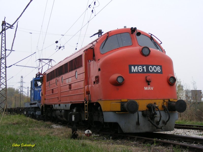 M61 006 und V42 527 bei Budapest-Rkosrendező
05.04.2008.