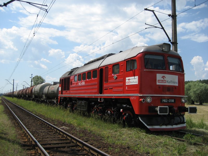 M62-0198 von der ORLEN mit einem Kesselzug am 12.06.2007 in Topola Mala in der Nhe von Ostrow Wielkopolski. Die Lokomotive wartet auf Signal zum fahren.