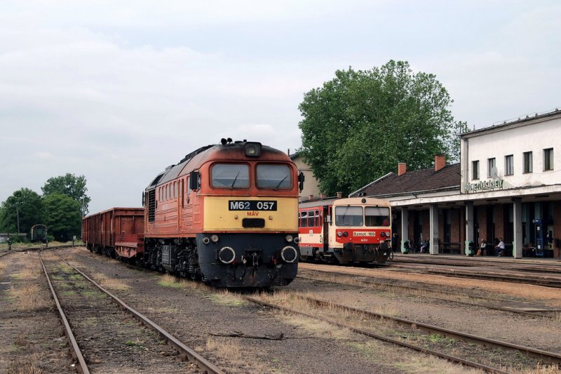 M62 057 und Bzmot 169 in Hdmezvasarhely (19.05.2007)