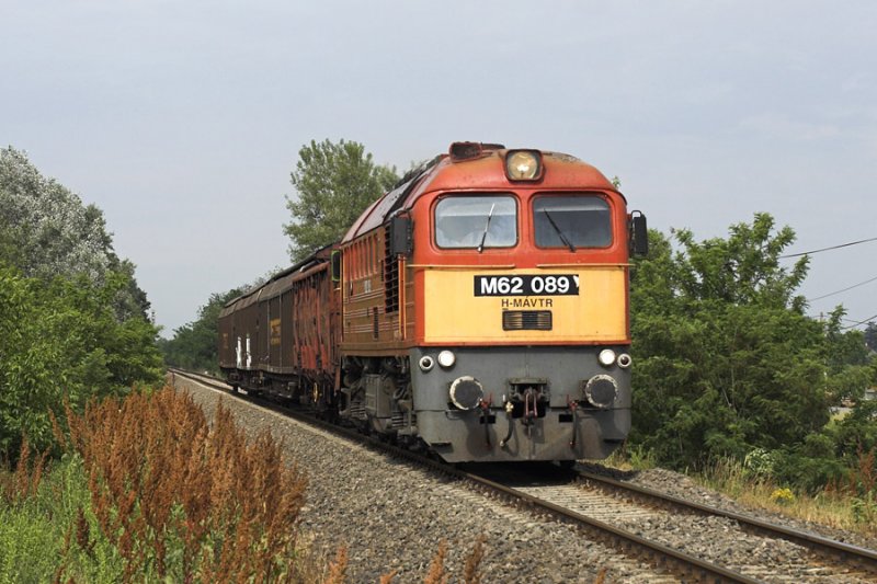 M62 089 durchfhrt gleich den Bahnhof Kopncs. Der Zug hat das Ziel Szeged.