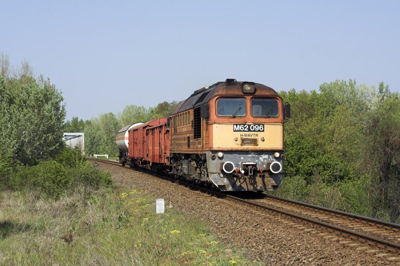 M62 096 hat hier gerade die Tisza berquert und erreicht gleich den Bahnhof Algyő (16.04.2009, 14:07).