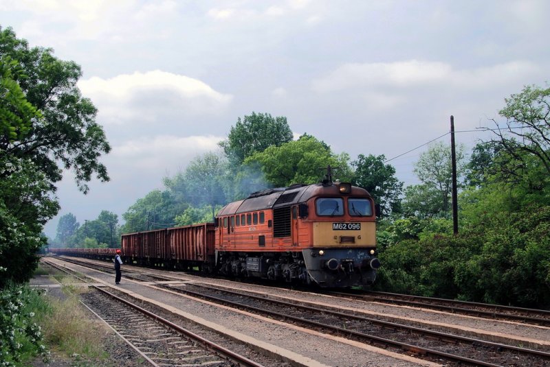 M62 096 mit einem Gterzug in Szekkutas (19.05.2007)