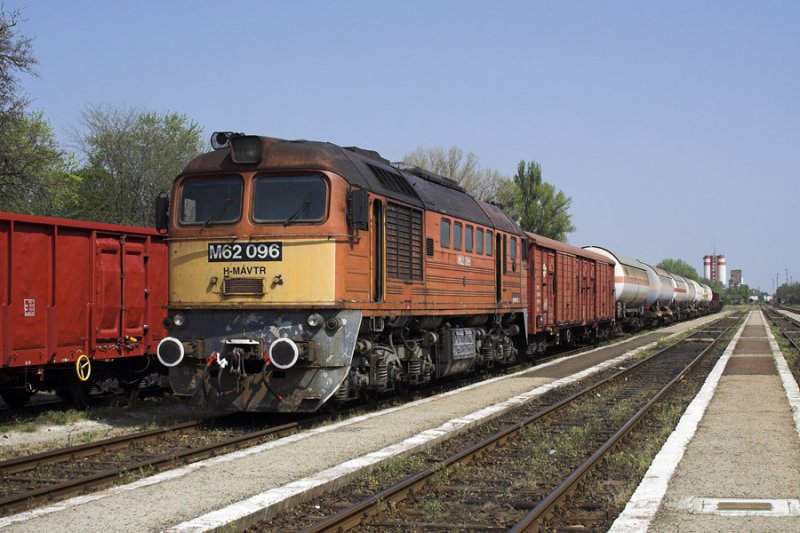 M62 096 wartet abfahrbereit in Oroshza auf seine Rckfahrt nach Szeged.