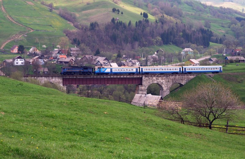 M62 - 1051 mit dem 6441 bei Jasinija (06.05.2008)
