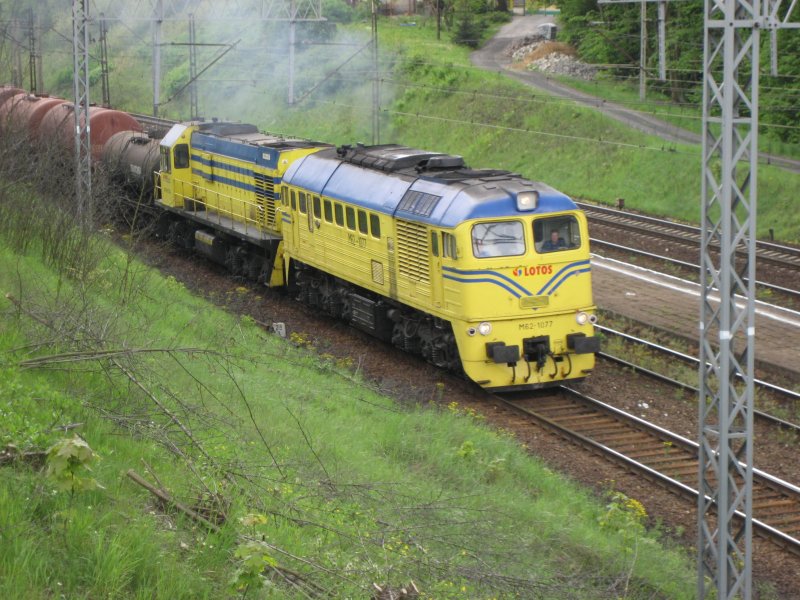 M62-1077 fhrt mit ainem Kesselzug am 15.05.2007 durch Bydgoszcz Rynkowo in Richtung Gdansk. Hinter M62 fhrt eine SM48.