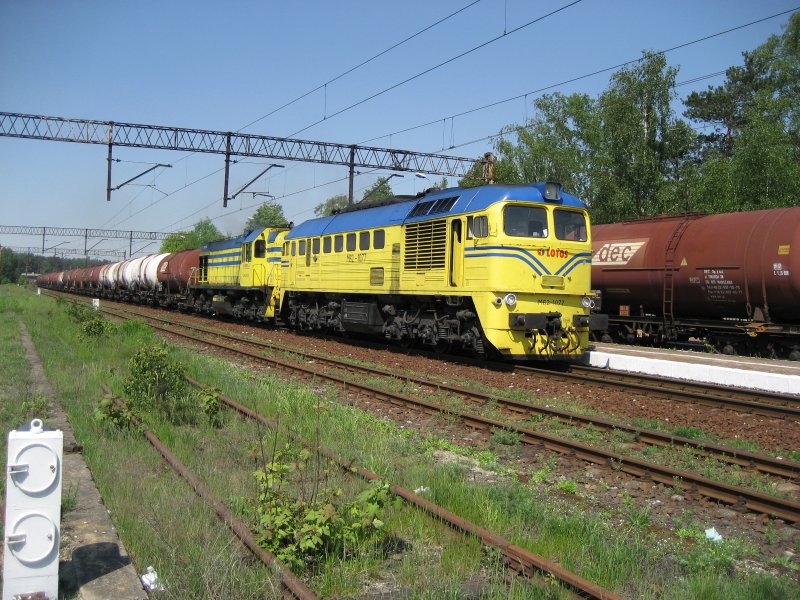 M62-1077 von der LOTOS f�hrt mit einem Kesselzug am 20.05.2007 durch Trzciniec in der N�he von Bydgoszcz in Richtung Inowroclaw. Hinter M62 f�hrt eine SM48.