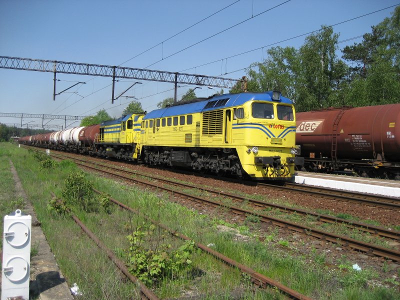 M62-1077 von der LOTOS fhrt mit einem Kesselzug am 20.05.2007 durch Trzciniec in der Nhe von Bydgoszcz in Richtung Inowroclaw. Hinter M62 fhrt eine SM48.