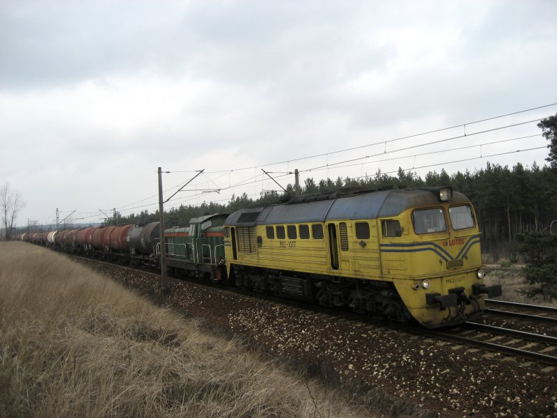 M62-1077 und SM42 fahren mit einem Kesselzug am 24.02.2008 durch Bydgoszcz.