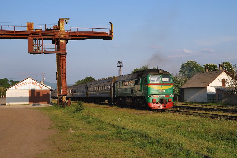 M62 - 1103 verlt mit dem D 601 den Bahnhof Vinogradiv (06.05.2008)