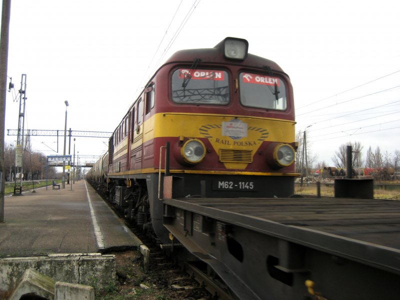M62-1145 als kalte Lok fhrt zwischen den Wagen im Zug nach Krakw. Płock Miasto 21.12.2008. 