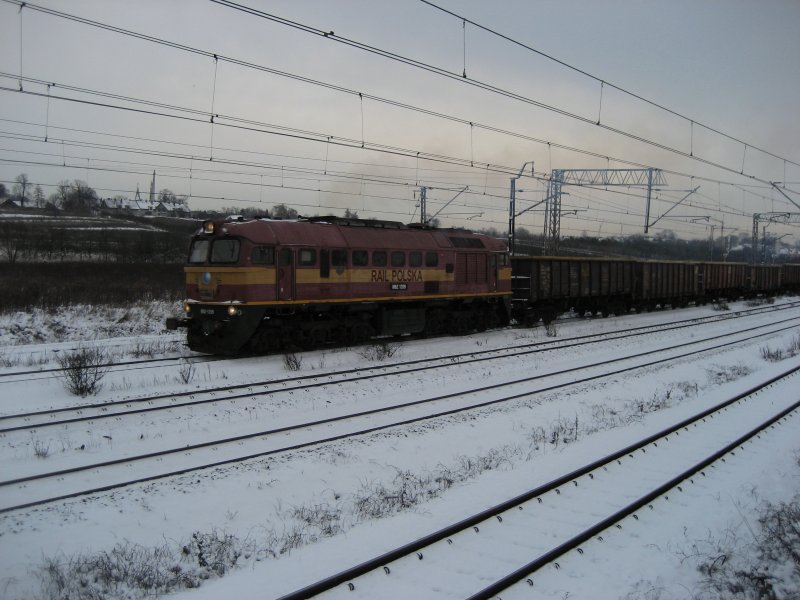 M62-1209 von der RAIL POLSKA fhrt mit einem Gterzug am 24.11.2008 durch Krakw Mydlniki in Richtung Trzebinia.