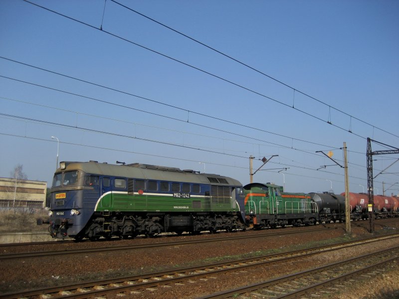 M62-1242 und SM42 fahren mit einem Kesselzug am 10.03.2008 durch Bydgoszcz (Bromberg).