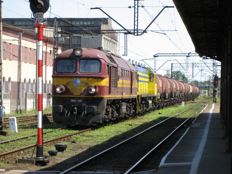 M62-1261 fhrt mit einem Kesselzug am 11.06.2007 durch Hauptbahnhof Bydgoszcz. Hinter M62 fhrt eine SM48.